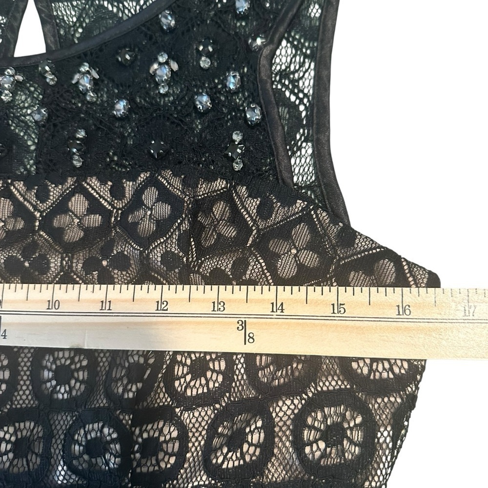 Vince Camuto black lace dress with tan underlay, size 4 - Picture 6 of 11